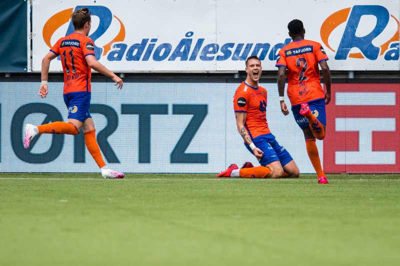 Det hadde vært utrolig deilig med slike jubelscener søndag. Her feirer Holmbert Fridjonsson sin 3-2-scoring mot Start sammen med Simen Bolkan Nordli og Shaquill Sno. Foto: Bildbyrån.