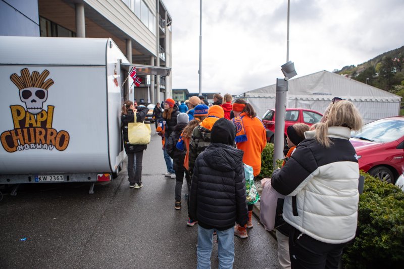 Papi Churro er et av de populære innslagene på Fotballtorget. De er på plass også søndag. Foto: Srdan Mudrinic