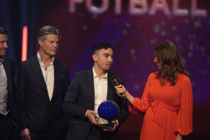 Niklas Castro med prisen som Årets spiller i OBOS-ligaen under Fotballfesten 2019. Foto: Fredrik Hagen / NTB scanpix