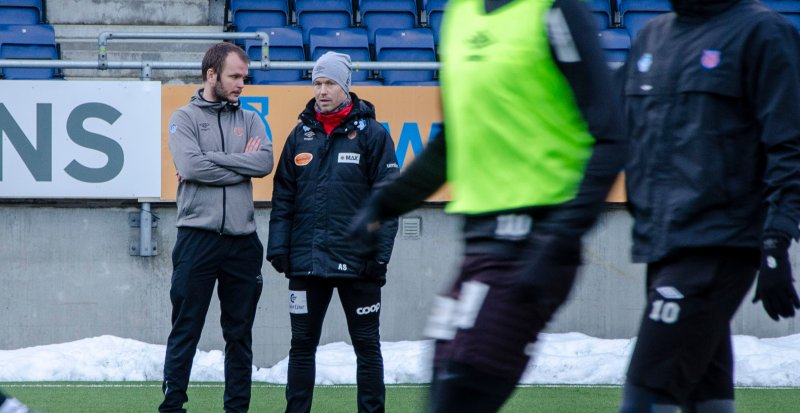 Amund Skiri (T.h) tar over andrelaget til AaFK. Frem til en trenerressurs er på plass vil Øyvind Riise Dalseth (T.v) bistå på feltet.