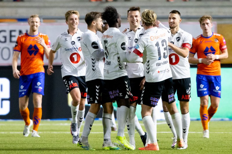 Odds Odin Bjørtuft (midten) feirer med laget for 0-1 under eliteseriekampen i fotball mellom Aalesund og Odd på Color Line Stadion.Foto: Svein Ove Ekornesvåg / NTB