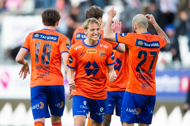 Skien 20220423. Aalesunds Erlend Segberg og Dario Canadjija etter eliteseriekampen i fotball mellom Odd og Aalesund på Skagerak Arena.Foto: Trond Reidar Teigen / NTB