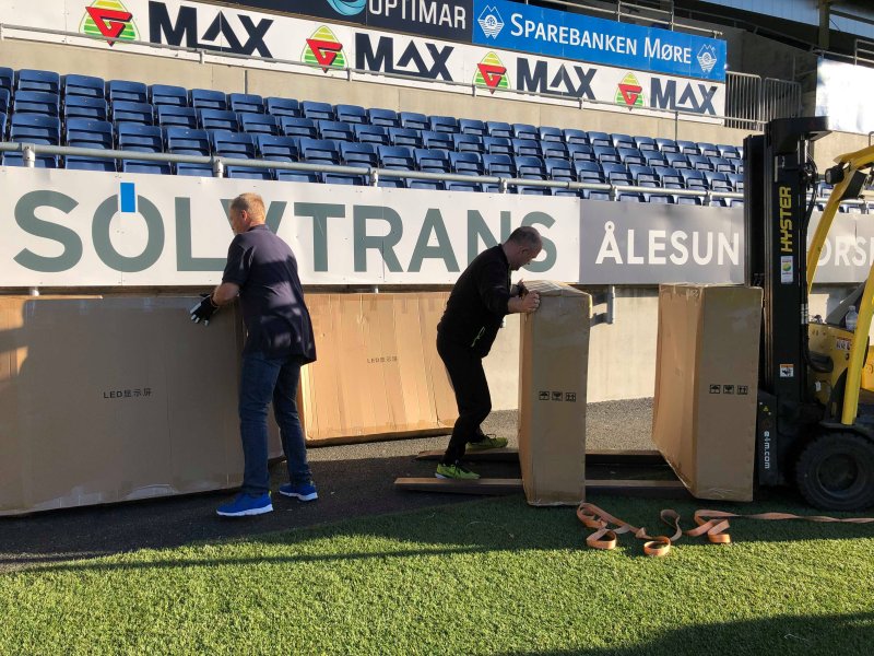 Stadionansvarlig Stein Ivar Formo og Sverre Øiehaug i full gang med å pakke ut vårt nye digitale arenareklame-anlegg.