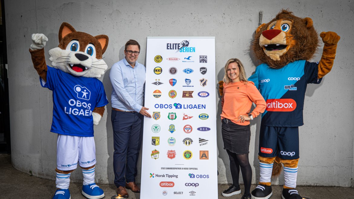 Partneransvarlig i AaFK Sarah Isabella Aarøe og Stig Rune Sætre fra generalpartner Sparebanken Møre, sammen med maskotene Løvis og Brasse!