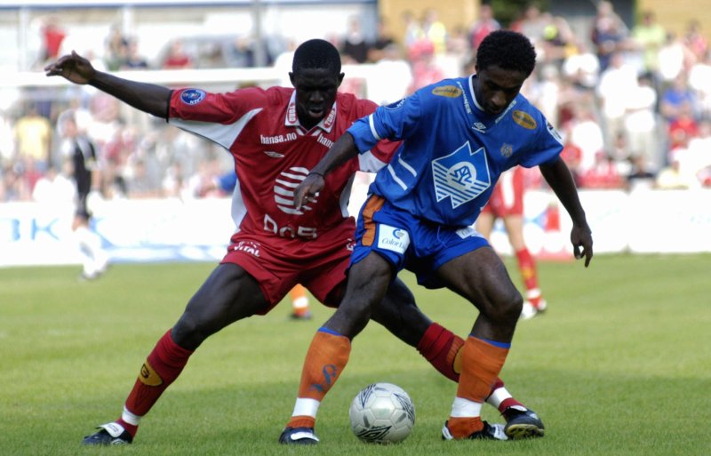 Seyi George Olofinjana (t.v.) fra Brann og Paulo dos Santos kjemper om ballen under kampen på Brann stadion i 2003. Foto: Marit Hommedal / SCANPIX