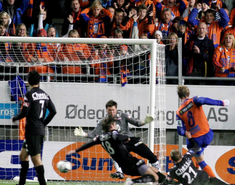 Tor Hogne Aarøy (t.h.), setter inn 2-0-målet mot Brann i 2007. Gullfesten var klar, men tangotrøyene ville det annerledes. Foto: Svein Ove Ekornesvåg / SCANPIX