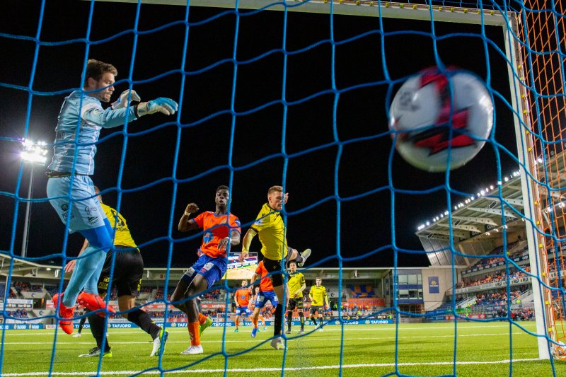 Aalesunds Pape Habib Gueye setter inn 2-0 forbi keeper Jonas Deumeland i duell med Eirik Wichne i førstedivisjonskampen i fotball mellom Aalesund og Start på Color Line Stadion.Foto: Svein Ove Ekornesvåg / NTB scanpix