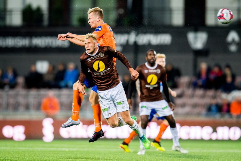 Jonathan Lindseth og Ståle Stålinho Sæthre i duell i oppgjøret mellom lagene 25. september 2018. Mjøndalen vant kampen mellom opprykksrivalene 2-0 etter to sene scoringer. Foto: Vegard Wivestad Grøtt / BILDBYRÅN