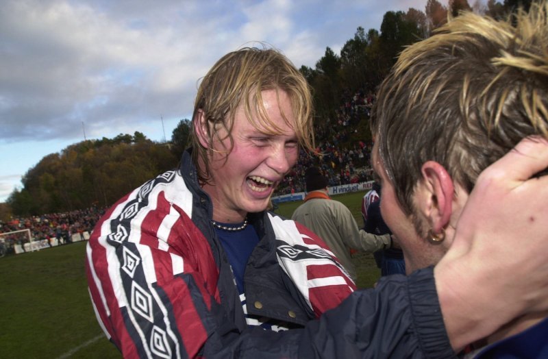 Tor Hogne Aarøy jubler etter seieren og opprykket til eliteserien for AaFK etter seieren over Sandefjord på Kråmyra. Foto Svein-Are Tollås
