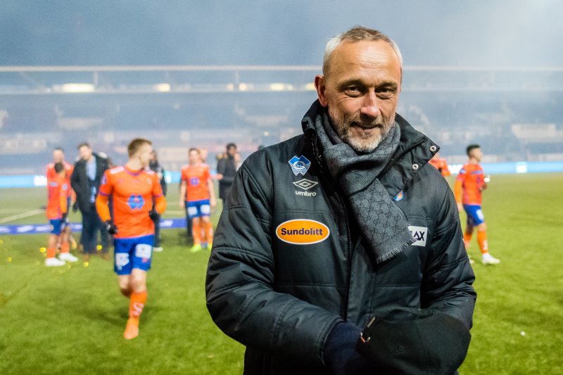 En fornøyd Lars Bohinen etter at Aalesund slo Sandefjord i den siste serierunden i fjor. Begge lagene er klare for Eliteserien 2020. Foto: Bildbyrån