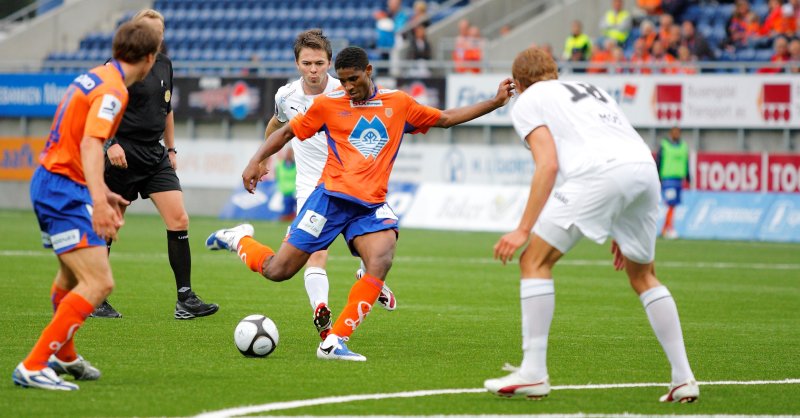 Khari Stephenson setter inn 3-1 til Aalesund under kvartfinalen i NM 2009, mellom Aalesund og Stabæk på Color Line Stadion. Foto: Svein Ove Ekornesvåg / SCANPIX