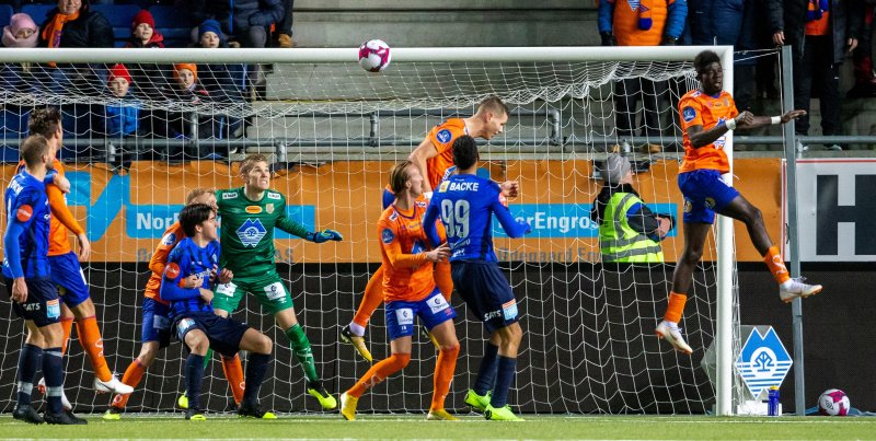 Kvalifisering til Eliteserien i fotball: Aalesund - Stabæk (1-1). Aalesunds Pape Habib Gueye (t.h.) scorer selvmål på Color Line Stadion.Foto: Svein Ove Ekornesvåg / NTB scanpix