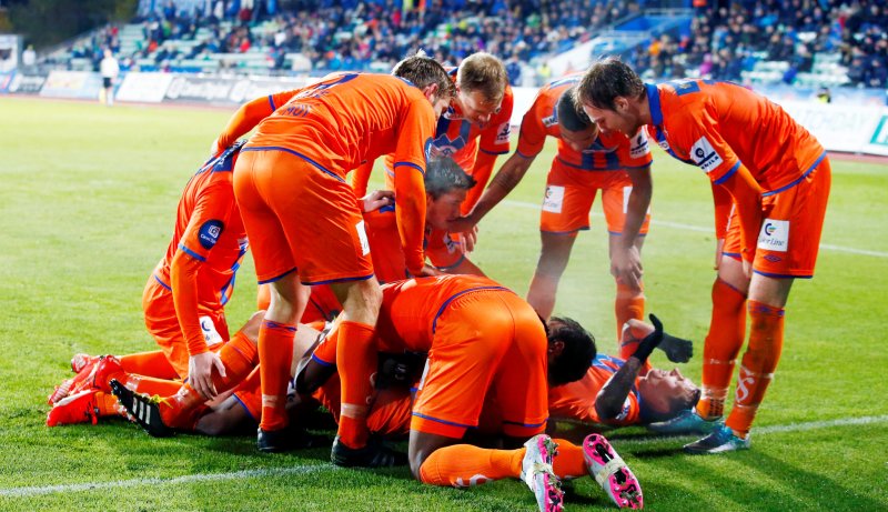 Magne Hoseth blir gratulert etter 3-1 scoringen under eliteseriekampen i fotball mellom Stabæk og Aalesund på Nadderud. Foto: Håkon Mosvold Larsen / NTB scanpix