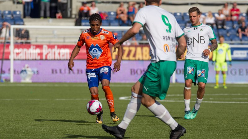 "Nenass" har etablert seg på AaFK-midtbanen. Her i aksjon mot HamKam. Foto: Srdan Mudrinic.