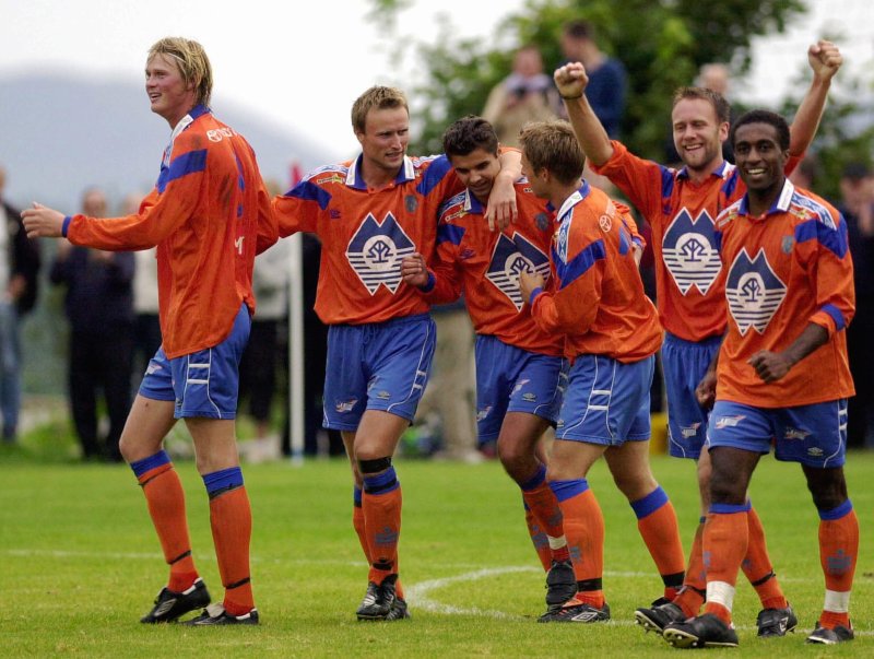 Paulo Dos Santos sammen med en bukett gamle AaFK-helter i 2002. Midtbanevidunderet fra Kapp Verde anbefalte "Nenass" å ikle seg oransje og blått. Foto: NTB Scanpix / Svein Are Tollås.