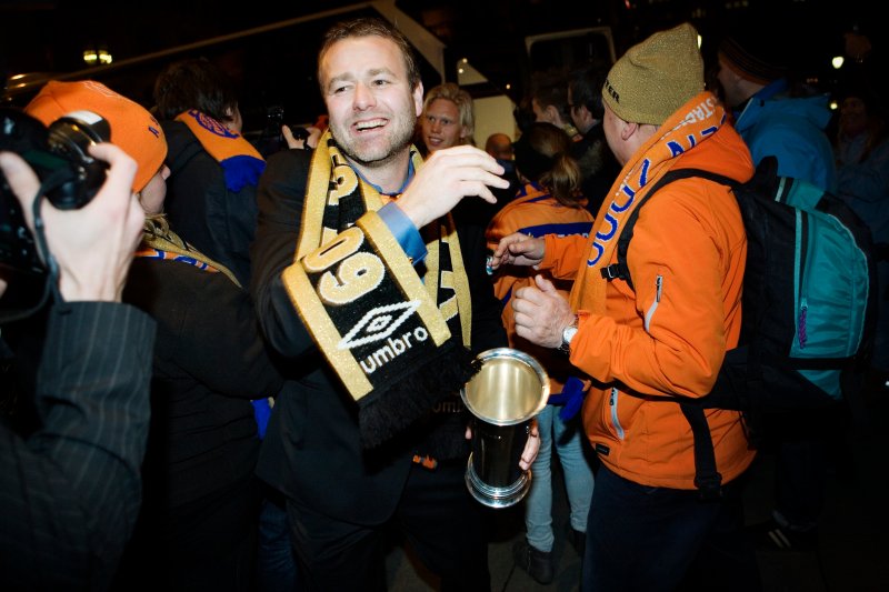 Aalesunds keepertrener Frank Mathiesen på vei inn til banketten etter Aalesunds seier i cupfinalen i fotball for menn mellom Molde og Aalesund i Oslo søndag ettermiddag. Foto: Jon-Michael Josefsen / Scanpix