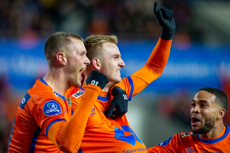 Aalesunds Torbjørn Agdestein feirer sin 3-1-scoring sammen med Hólmbert Fridjónsson og Jernade Meade i OBOS-ligakampen i fotball mellom Aalesund og Sandefjord på Color Line Stadion. Foto: Svein Ove Ekornesvåg / NTB scanpix