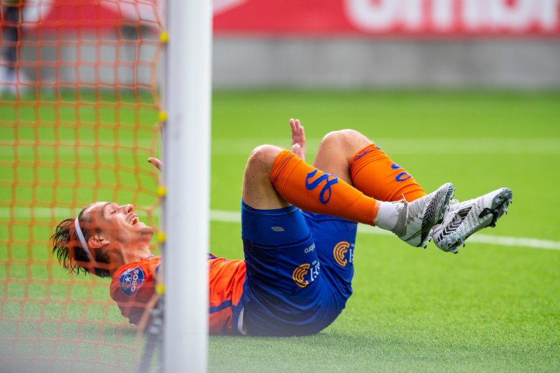 Sigurd Haugen roper ut i frustrasjon etter å ha headet ballen utenfor. Foto: Srdan Mudrinic.