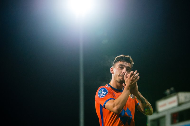 Niklas Castro takker supporterne etter kampen. Foto: Marius Simensen / Bildbyrån