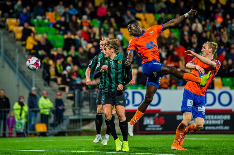 Pape Habib Gueye ga Aalesund ledelsen 0-1. Her er han nære ved å doble etter en heading. Foto: : Marius Simensen / Bildbyrån