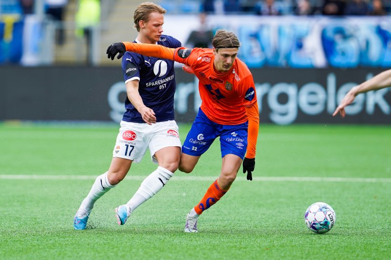 Markus Karlsbakk i duell med Strømsgodsets Tobias Fjeld Gulliksen under eliteseriekampen i fotball mellom Strømsgodset og Aalesund på Marienlyst stadion. Foto: Terje Bendiksby / NTB