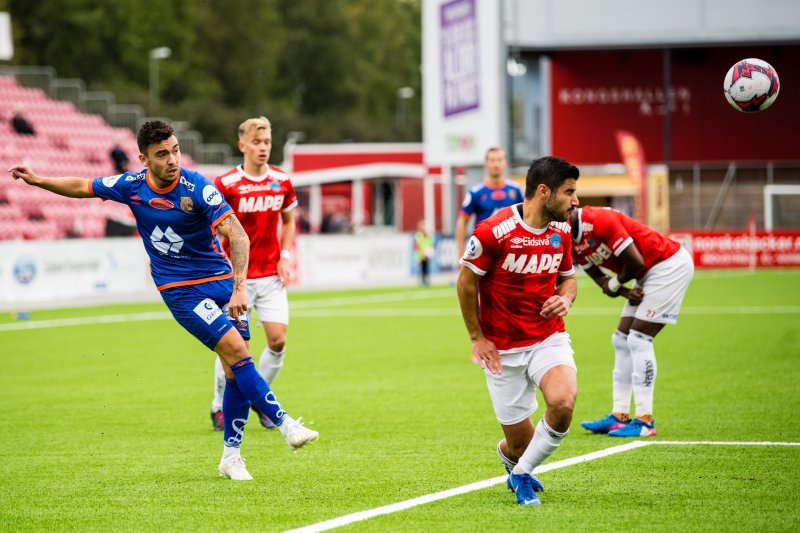 Niklas Fernando Nygaard Castro med AaFKs største sjanse i 1. omgang. Foto: Bildbyrån / Marius Simensen