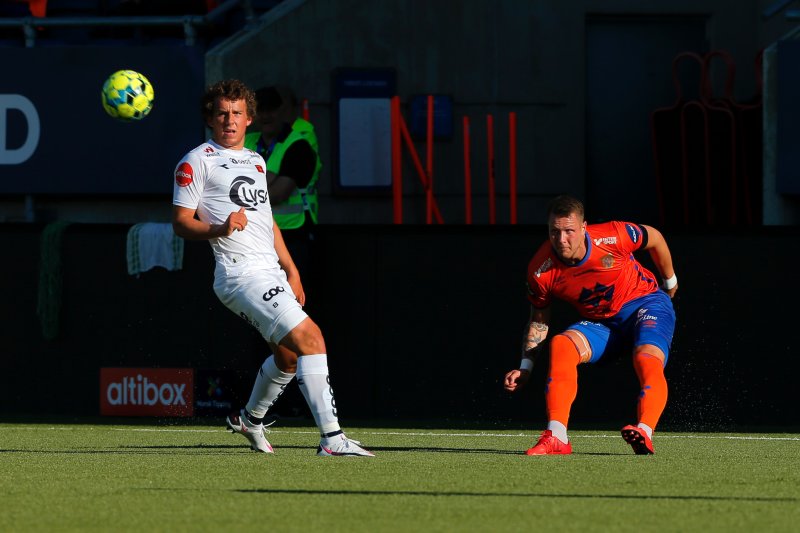 Vikings Joe Bell (tv) og Hólmbert Fridjónsson i eliteseriekampen i fotball mellom Aalesund og Viking på Color Line Stadion.Foto: Svein Ove Ekornesvåg / NTB scanpix