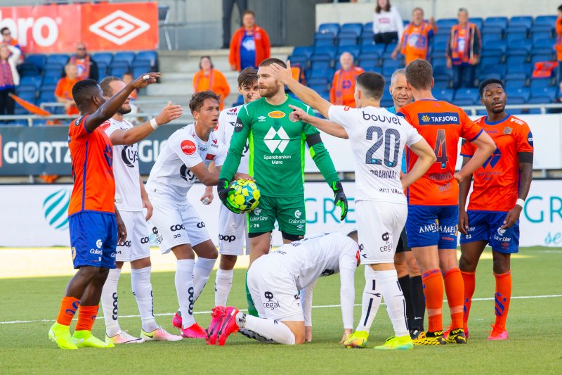 Aalesunds protesterer mot dommer Tommy Skjerven etter at han har dømt straffesparkt til Viking i eliteseriekampen i fotball mellom Aalesund og Viking på Color Line Stadion.Foto: Svein Ove Ekornesvåg / NTB scanpix