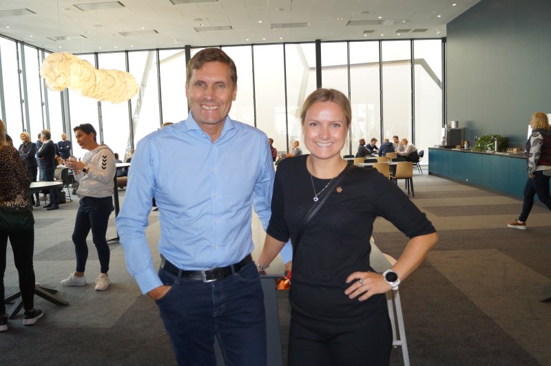 Kjell Slinning administrerende direktør hos Sunnmørsposten og partneransvarlig Sarah Isabella Aarøe under et av flere møter.&nbsp;
