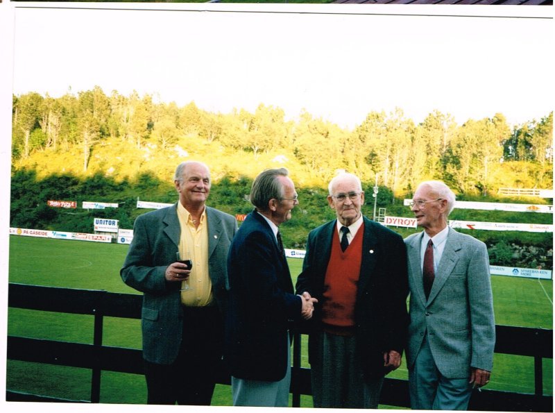 Oddvar Krogen, Einar Aas, Edvin Løvoll og Bernt Sulebust i hyggelig passiar på ærverdige Kråmyra stadion.