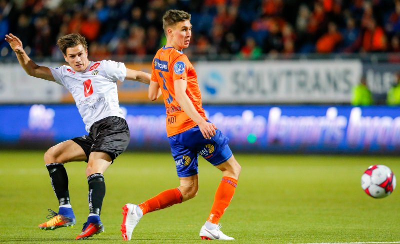 Sigurd Haugen (t.v.) i duell med Daníel Leó Grétarsson i kvalifiseringskampen i fotball mellom Aalesunds og Sogndal på Color Line Stadion i 2018. Foto: Svein Ove Ekornesvåg / NTB scanpix