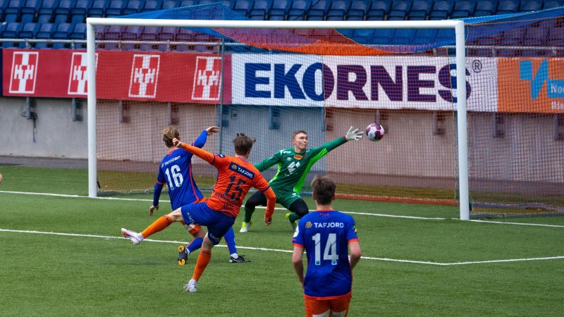 Kristoffer Ødemarksbakken setter inn 4-1 til det oransje laget. Foto: Andrea Færøy Flem og Syver Stave