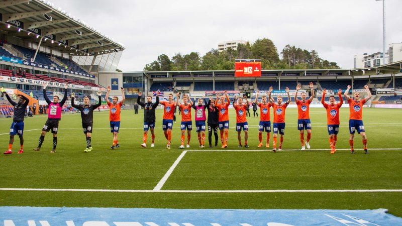 Robert og resten av gutta jubler etter 3-0-seieren over Notodden. Foto: Srdan Mudrinic.