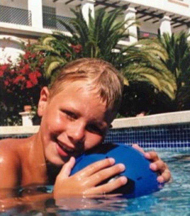 Holmbert (8) liker å koble av i vann. Foto: Privat