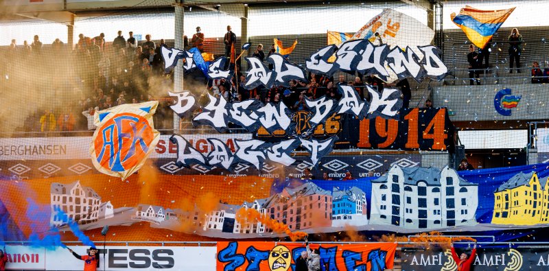 Ålesund 20220717. Aalesundsupportere med tifo under innmarsjen til eliteseriekampen i fotball mellom Aalesund og Rosenborg på Color Line Stadion.Foto: Svein Ove Ekornesvåg / NTB