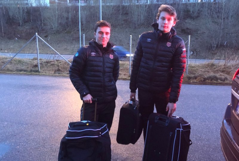 Vetle og Isak klare for avreise. Unggutta fikk bli med A-laget til Marbella i fjor. Foto: aafk.no
