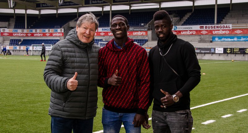 Pape Habib Gueye og Reidar Vågnes fikk vist Mamadou Diaw litt av fasilitetene på Color Line Stadion tirsdag ettermiddag.
