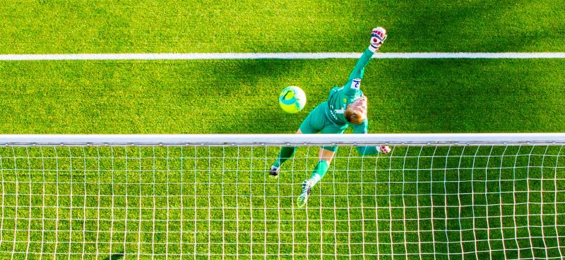 Andreas Lie redder et skuddforsøk under eliteseriekampen mellom Strømsgodset og Aalesund på Marienlyst stadion i 2016 .Foto: Vegard Wivestad Grøtt / NTB scanpix