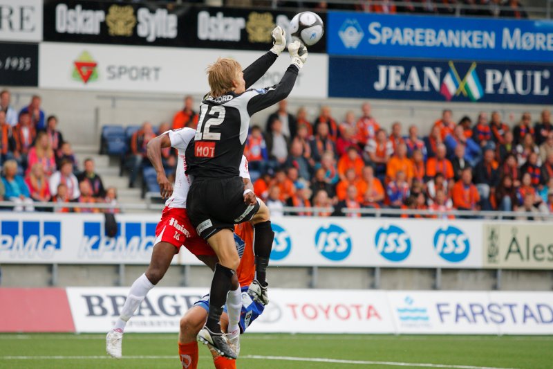 Andreas Lie går hardt inn i en duell med Fredrikstads Amin Askar under eliteseriekampen i fotball mellom Aalesund og Fredrikstad på Color Line Stadion i 2009 .Foto: Svein Ove Ekornesvåg / SCANPIX