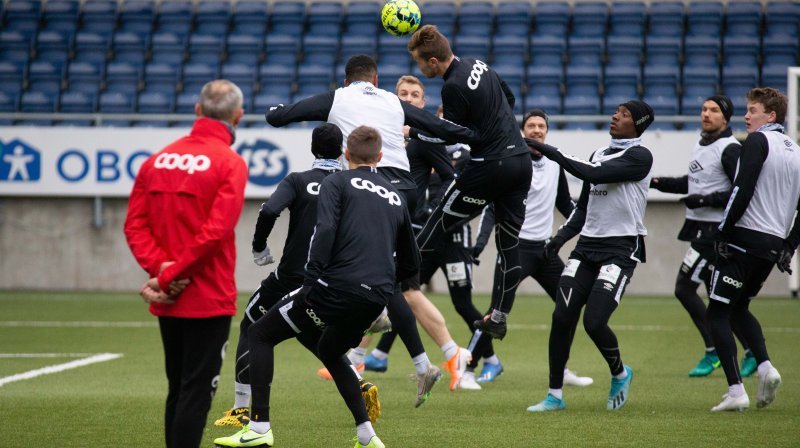 En klynge av AaFK-spillere kjemper om ballen på trening. Parfait er nummer tre fra høyre. Foto: Srdan Mudrinic.