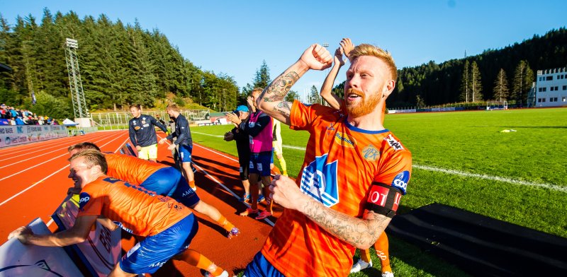 Fredrik Carlsen med kapteinsbindet i 2018 borte mot Florø. Foto: Bildbyrån