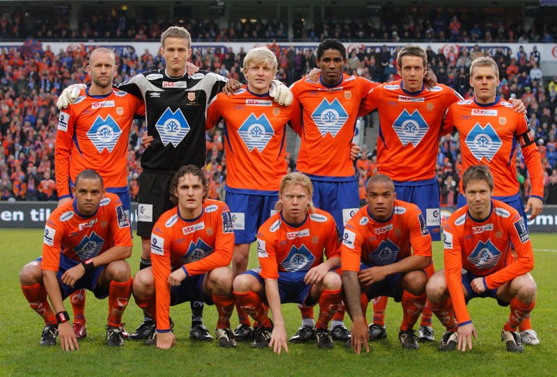 Trond Fredriksen (bak t.v.), Anders Lindegaard, Jonathan Parr, Khari Stephenson, Jonatan Tollås Nation, Johan Arneng, Diego Silva (foran t.v.), Ville Jalasto, Fredrik Carlsen, Glenn Roberts og Amund Skiri før avspark i cupfinalen i fotball for menn i 2009. Foto: Svein Ove Ekornesvåg / NTB