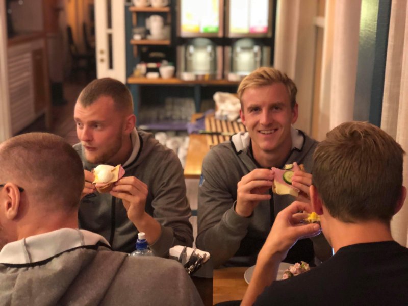 AaFK-spillerne nøt kveldsmaten på hotellet i Grimstad tirsdag kveld. Her er Torbjørn Agdestein sammen med Adam Ørn Arnarson. Foto: Tarjei Omenås.