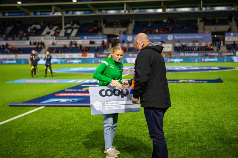 Sunniva Prytz Hammer fra Volda TI Fotball er "Årets lagspiller på Sunnmøre". Her gratuleres hun av Lars Ove Valaas-Breivik fra Coop Nordvest. Foto: Srdan Mudrinic.