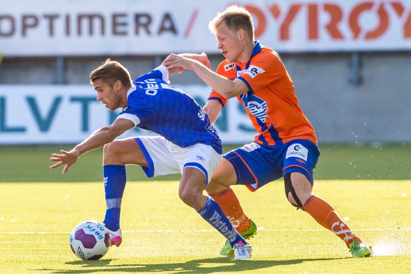 Daværende Start-spiller Robert Sandnes og Jo Nymo Matland i duell i eliteseriekampen mellom Aalesund og Start på Color Line Stadion. Nå er Robert endelig tilbake i oransje. Foto: Svein Ove Ekornesvåg / NTB scanpix