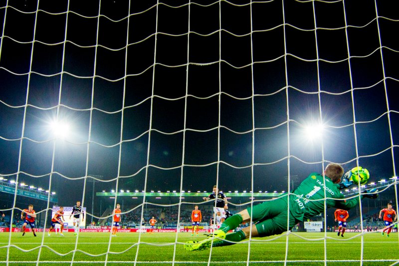 Aalesund-keeper Andreas Lie redder straffesparket fra Marcus Pedersen under eliteseriekampen i fotball mellom Strømsgodset og Aalesund på Marienlyst stadion 9. april 2017. Foto: Vegard Wivestad Grøtt / NTB scanpix