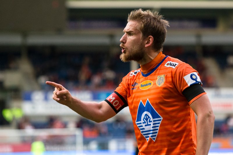 Oddbjørn Lie gir klar beskjed i eliteseriekampen i fotball mellom Aalesund og Brann på Color Line Stadion. Oddbjørn debuterte for A-laget allerede i 2004. Foto: Svein Ove Ekornesvåg / NTB scanpix