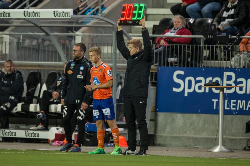 Skien 20170918.Eliteserien fotball 2017: Odd - Aalesund (3-2). Aalesunds Anders Waagan i eliteseriekampen i fotball mellom Odd og Aalesund på Skagerak Arena. Aalesund sin trener Trond FredriksenFoto: Trond Reidar Teigen / NTB scanpix