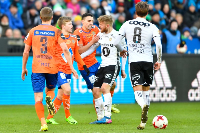 Trondheim 20170423.Et sammenstøt mellom Rosenborgs Fredrik Midtsjø (nr2fh) og Aalesunds Emil Solnørdal (nr2fv) skapte høy temperatur i eliteseriekampen i fotball mellom Rosenborg og Aalesund på Lerkendal Stadion.Foto: OLE MARTIN WOLD / NTB scanpix