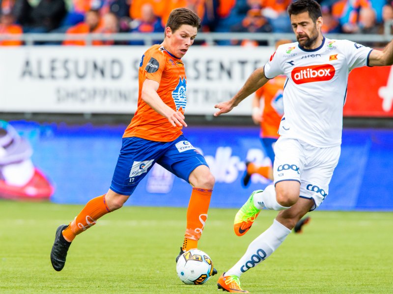 ÅLESUND 20170813.Eliteserien fotball 2017: Aalesund - Viking. Aalesunds Sondre Brunstad Fet (t.v.) og Sime Gregov i eliteseriekampen i fotball mellom Aalesund og Viking på Color Line Stadion.Foto: Svein Ove Ekornesvåg / NTB scanpix